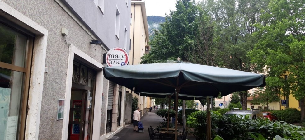 Aggredirono e minacciarono il barista per un rimprovero: denunciata una coppia e il padre della donna